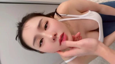 大奶淫妻穿着开档牛仔裤被老公上司当成母狗调教狠狠内射