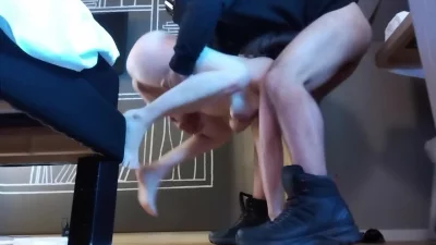 学妹太骚了，忍不住暴力深喉她，各种强制高潮