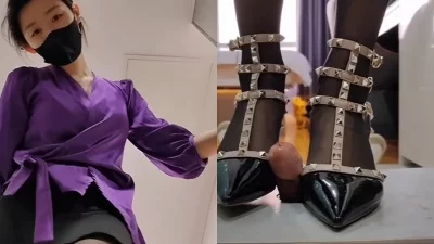 鸡大神被女神盯着鸡巴被隔板鞋交踩