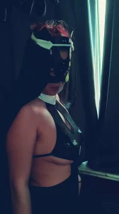 清晨在窗口祈祷完的修女大方的给主人展示他的身材